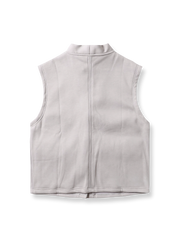 製品画像
ヴィンテージ風ホーンボタン付きフリースベストの全体正面画像。クラシックなホーンボタンデザインとカラーバリエーション(ブラック、グレー、キャメル)が特徴的です。
詳細画像
フリースベストのホーンボタンや生地のディテール画像。フリースの柔らかさとコットン混素材の耐久性を強調するクローズアップ。