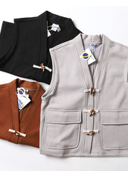 製品画像
ヴィンテージ風ホーンボタン付きフリースベストの全体正面画像。クラシックなホーンボタンデザインとカラーバリエーション(ブラック、グレー、キャメル)が特徴的です。
詳細画像
フリースベストのホーンボタンや生地のディテール画像。フリースの柔らかさとコットン混素材の耐久性を強調するクローズアップ。