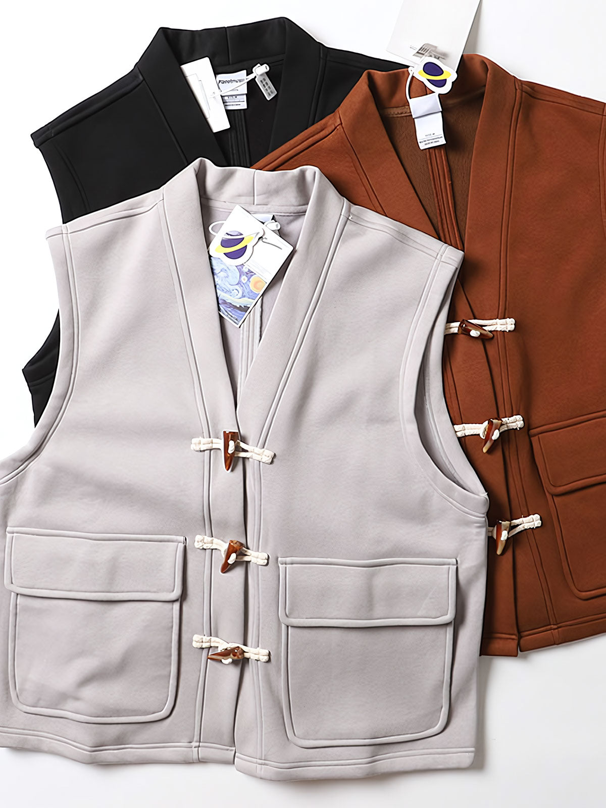 製品画像
ヴィンテージ風ホーンボタン付きフリースベストの全体正面画像。クラシックなホーンボタンデザインとカラーバリエーション(ブラック、グレー、キャメル)が特徴的です。
詳細画像
フリースベストのホーンボタンや生地のディテール画像。フリースの柔らかさとコットン混素材の耐久性を強調するクローズアップ。