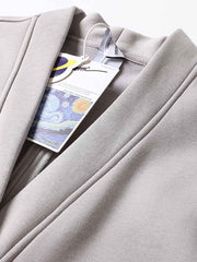 製品画像
ヴィンテージ風ホーンボタン付きフリースベストの全体正面画像。クラシックなホーンボタンデザインとカラーバリエーション(ブラック、グレー、キャメル)が特徴的です。
詳細画像
フリースベストのホーンボタンや生地のディテール画像。フリースの柔らかさとコットン混素材の耐久性を強調するクローズアップ。