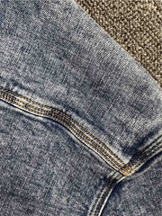 製品画像: ヴィンテージ加工のスノーフレークウォッシュが施されたデニム長袖シャツ。1960年代アメリカンワークウェアのスタイルを反映したデザイン。
詳細画像: 胸元のダブルフラップポケットと、スノーフレークウォッシュによる独特なヴィンテージ加工のディテールが際立つ。