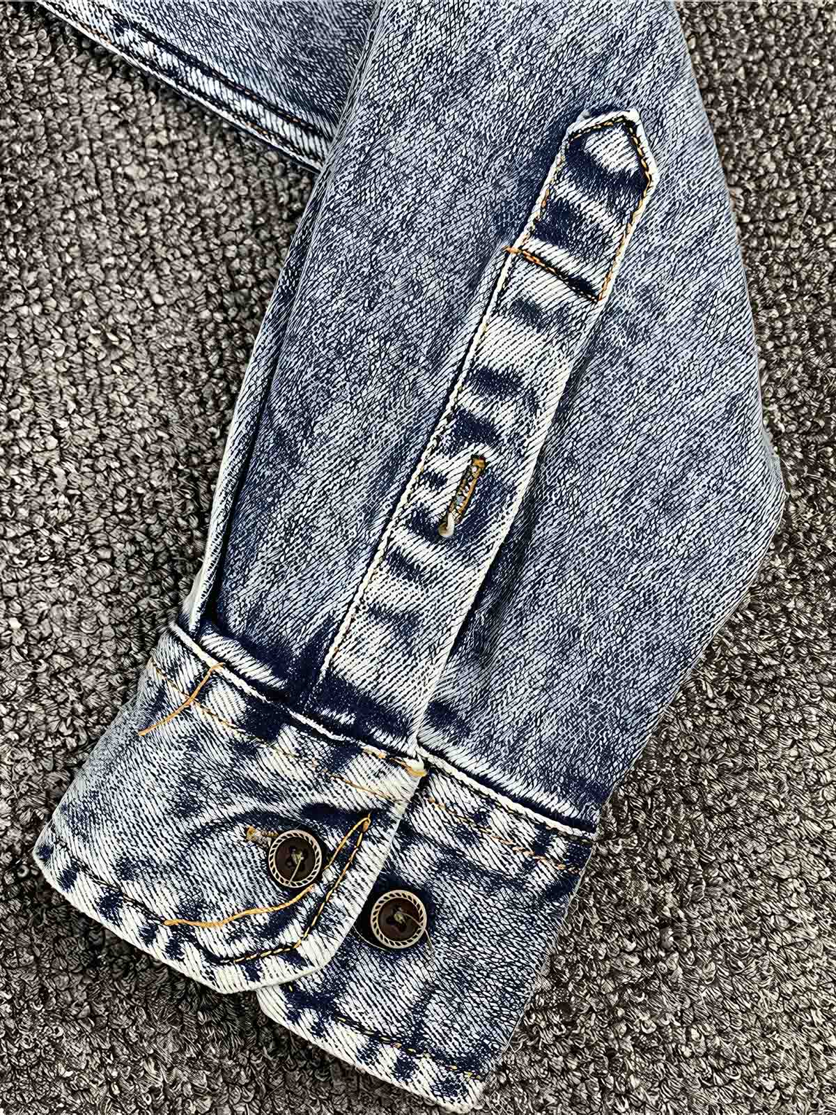 製品画像: ヴィンテージ加工のスノーフレークウォッシュが施されたデニム長袖シャツ。1960年代アメリカンワークウェアのスタイルを反映したデザイン。
詳細画像: 胸元のダブルフラップポケットと、スノーフレークウォッシュによる独特なヴィンテージ加工のディテールが際立つ。