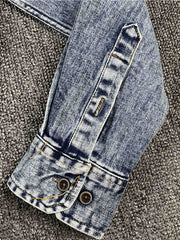 製品画像: ヴィンテージ加工のスノーフレークウォッシュが施されたデニム長袖シャツ。1960年代アメリカンワークウェアのスタイルを反映したデザイン。
詳細画像: 胸元のダブルフラップポケットと、スノーフレークウォッシュによる独特なヴィンテージ加工のディテールが際立つ。