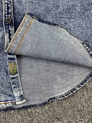 製品画像: ヴィンテージ加工のスノーフレークウォッシュが施されたデニム長袖シャツ。1960年代アメリカンワークウェアのスタイルを反映したデザイン。
詳細画像: 胸元のダブルフラップポケットと、スノーフレークウォッシュによる独特なヴィンテージ加工のディテールが際立つ。