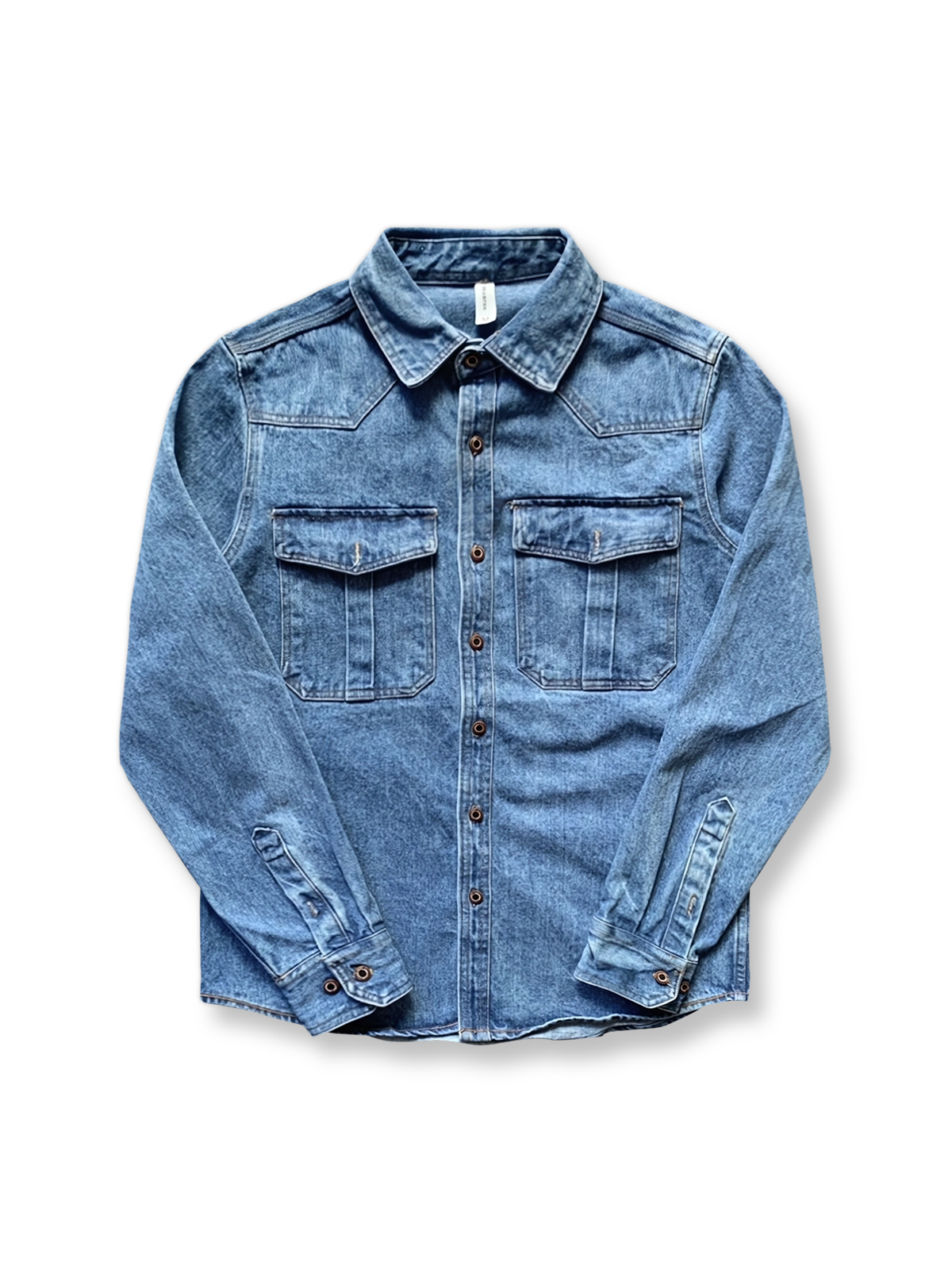 製品画像: ヴィンテージウォッシュ加工が施されたアメカジ風デニムシャツ。クラシックなワークウェアの要素と、独特の風合いが特徴。
詳細画像: 胸元のダブルフラップポケットとヴィンテージウォッシュ加工が際立つディテール。アメカジ風のディテールが強調されています。