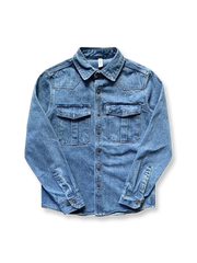 製品画像: ヴィンテージウォッシュ加工が施されたアメカジ風デニムシャツ。クラシックなワークウェアの要素と、独特の風合いが特徴。
詳細画像: 胸元のダブルフラップポケットとヴィンテージウォッシュ加工が際立つディテール。アメカジ風のディテールが強調されています。