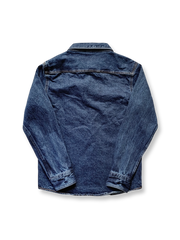 製品画像: ヴィンテージウォッシュ加工が施されたアメカジ風デニムシャツ。クラシックなワークウェアの要素と、独特の風合いが特徴。
詳細画像: 胸元のダブルフラップポケットとヴィンテージウォッシュ加工が際立つディテール。アメカジ風のディテールが強調されています。