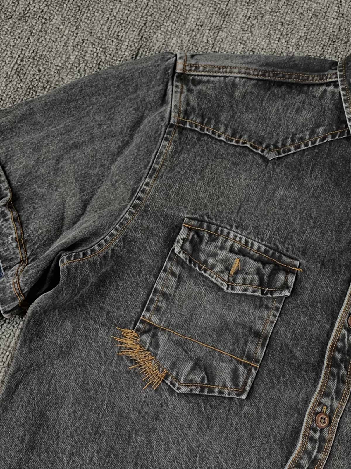 フラップポケットと刺繍の詳細