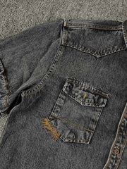 フラップポケットと刺繍の詳細