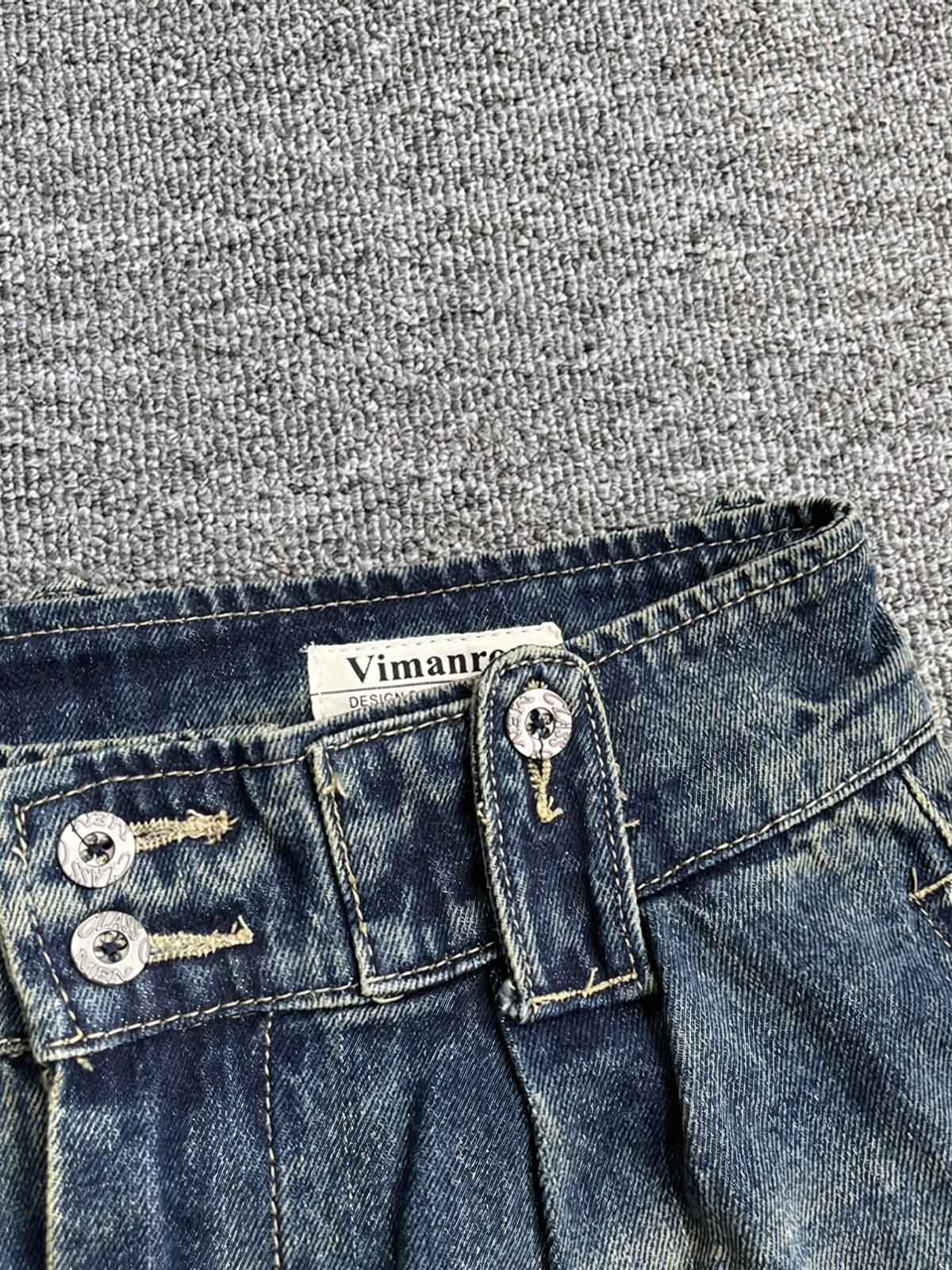 多機能ポケットと裾のボタン調節機能