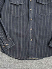 ストライプ柄と胸ポケットのデザイン詳細