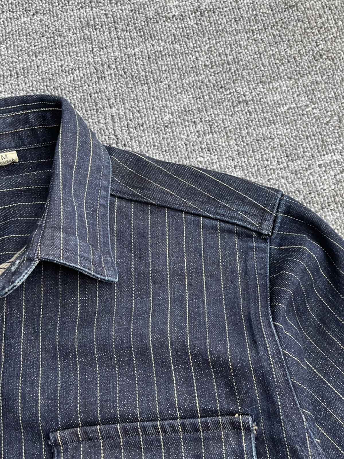 ストライプ柄と胸ポケットのデザイン詳細