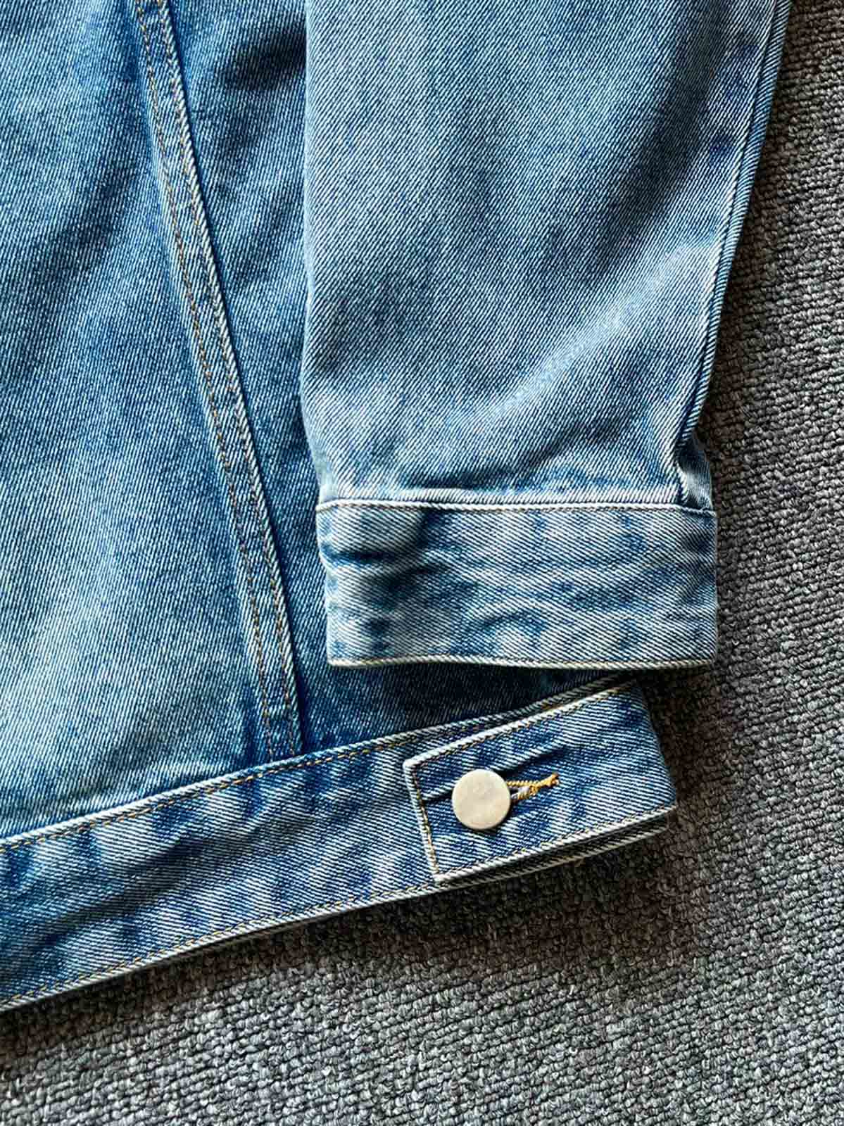 左右対称ポケットと袖口ディテール