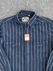 フラップポケットと縦縞デザインのディテール