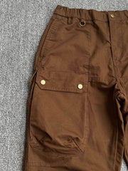 製品画像:立体裁断デザイン、多機能ポケット付きの100%コットンワークパンツの製品全体の画像
詳細画像:立体裁断ワークパンツの多機能ポケットと裾ゴム仕様ディテール部分