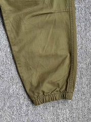 製品画像:立体裁断デザイン、多機能ポケット付きの100%コットンワークパンツの製品全体の画像
詳細画像:立体裁断ワークパンツの多機能ポケットと裾ゴム仕様ディテール部分