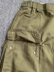 製品画像:立体裁断デザイン、多機能ポケット付きの100%コットンワークパンツの製品全体の画像
詳細画像:立体裁断ワークパンツの多機能ポケットと裾ゴム仕様ディテール部分