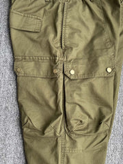 製品画像:立体裁断デザイン、多機能ポケット付きの100%コットンワークパンツの製品全体の画像
詳細画像:立体裁断ワークパンツの多機能ポケットと裾ゴム仕様ディテール部分