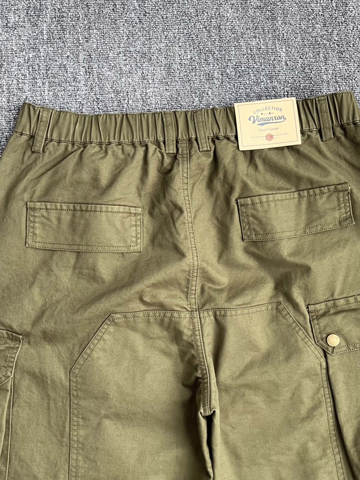 製品画像:立体裁断デザイン、多機能ポケット付きの100%コットンワークパンツの製品全体の画像
詳細画像:立体裁断ワークパンツの多機能ポケットと裾ゴム仕様ディテール部分