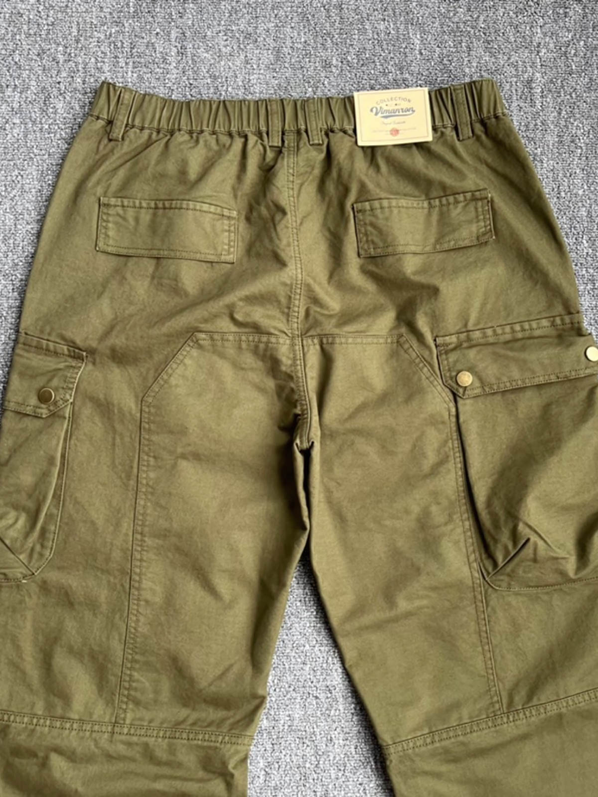 製品画像:立体裁断デザイン、多機能ポケット付きの100%コットンワークパンツの製品全体の画像
詳細画像:立体裁断ワークパンツの多機能ポケットと裾ゴム仕様ディテール部分