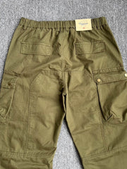 製品画像:立体裁断デザイン、多機能ポケット付きの100%コットンワークパンツの製品全体の画像
詳細画像:立体裁断ワークパンツの多機能ポケットと裾ゴム仕様ディテール部分