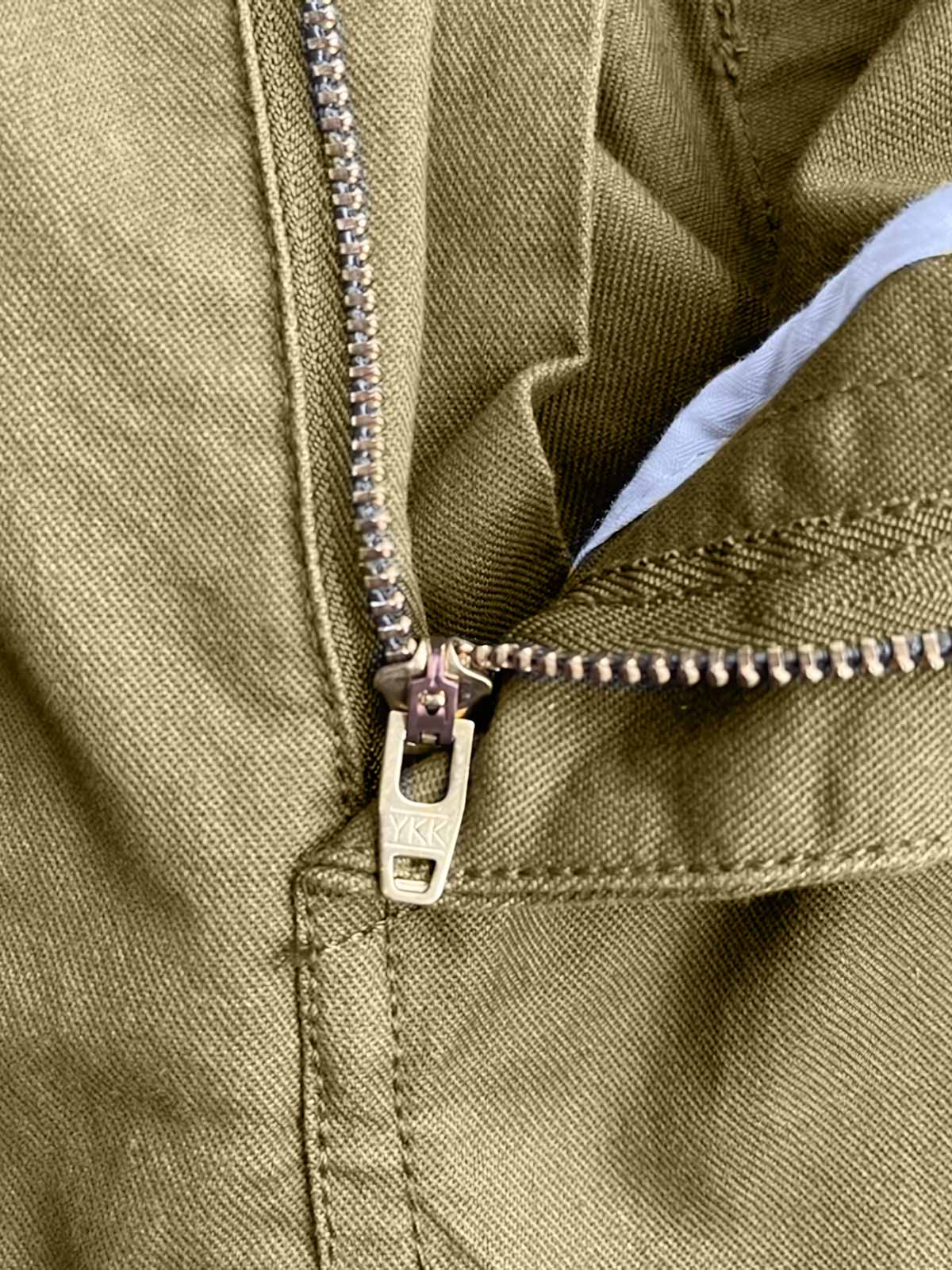 製品画像:立体裁断デザイン、多機能ポケット付きの100%コットンワークパンツの製品全体の画像
詳細画像:立体裁断ワークパンツの多機能ポケットと裾ゴム仕様ディテール部分