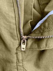 製品画像:立体裁断デザイン、多機能ポケット付きの100%コットンワークパンツの製品全体の画像
詳細画像:立体裁断ワークパンツの多機能ポケットと裾ゴム仕様ディテール部分