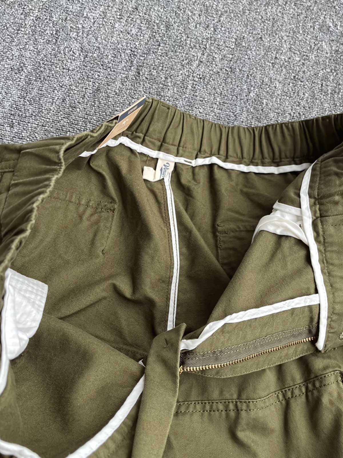 製品画像:立体裁断デザイン、多機能ポケット付きの100%コットンワークパンツの製品全体の画像
詳細画像:立体裁断ワークパンツの多機能ポケットと裾ゴム仕様ディテール部分