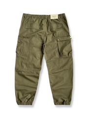 製品画像:立体裁断デザイン、多機能ポケット付きの100%コットンワークパンツの製品全体の画像
詳細画像:立体裁断ワークパンツの多機能ポケットと裾ゴム仕様ディテール部分