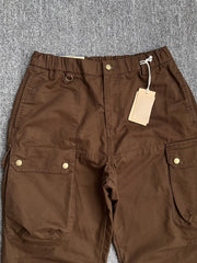 製品画像:立体裁断デザイン、多機能ポケット付きの100%コットンワークパンツの製品全体の画像
詳細画像:立体裁断ワークパンツの多機能ポケットと裾ゴム仕様ディテール部分