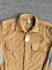 製品画像: コーデュロイ素材の肘パッチ付きワークシャツ 秋冬向けのレトロデザインと機能性を両立したアイテム
詳細画像: 肘パッチとコーデュロイ生地のディテール 耐久性とスタイルを兼ね備えたワークシャツ