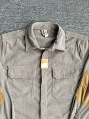 製品画像: コーデュロイ素材の肘パッチ付きワークシャツ 秋冬向けのレトロデザインと機能性を両立したアイテム
詳細画像: 肘パッチとコーデュロイ生地のディテール 耐久性とスタイルを兼ね備えたワークシャツ