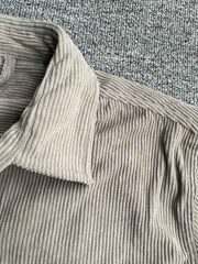 製品画像: コーデュロイ素材の肘パッチ付きワークシャツ 秋冬向けのレトロデザインと機能性を両立したアイテム
詳細画像: 肘パッチとコーデュロイ生地のディテール 耐久性とスタイルを兼ね備えたワークシャツ