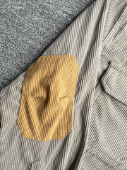 製品画像: コーデュロイ素材の肘パッチ付きワークシャツ 秋冬向けのレトロデザインと機能性を両立したアイテム
詳細画像: 肘パッチとコーデュロイ生地のディテール 耐久性とスタイルを兼ね備えたワークシャツ