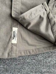 製品画像: コーデュロイ素材の肘パッチ付きワークシャツ 秋冬向けのレトロデザインと機能性を両立したアイテム
詳細画像: 肘パッチとコーデュロイ生地のディテール 耐久性とスタイルを兼ね備えたワークシャツ