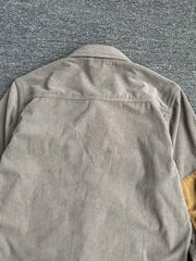 製品画像: コーデュロイ素材の肘パッチ付きワークシャツ 秋冬向けのレトロデザインと機能性を両立したアイテム
詳細画像: 肘パッチとコーデュロイ生地のディテール 耐久性とスタイルを兼ね備えたワークシャツ