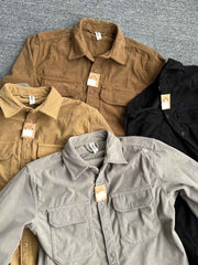 製品画像: コーデュロイ素材の肘パッチ付きワークシャツ 秋冬向けのレトロデザインと機能性を両立したアイテム
詳細画像: 肘パッチとコーデュロイ生地のディテール 耐久性とスタイルを兼ね備えたワークシャツ