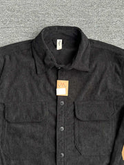 製品画像: コーデュロイ素材の肘パッチ付きワークシャツ 秋冬向けのレトロデザインと機能性を両立したアイテム
詳細画像: 肘パッチとコーデュロイ生地のディテール 耐久性とスタイルを兼ね備えたワークシャツ