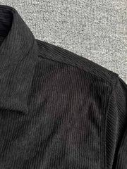 製品画像: コーデュロイ素材の肘パッチ付きワークシャツ 秋冬向けのレトロデザインと機能性を両立したアイテム
詳細画像: 肘パッチとコーデュロイ生地のディテール 耐久性とスタイルを兼ね備えたワークシャツ