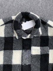 製品画像: ブラック&ホワイトチェック柄フェイクウールジャケットの全体像
詳細画像: 袖口ボタンとキルティングライナーのディテール