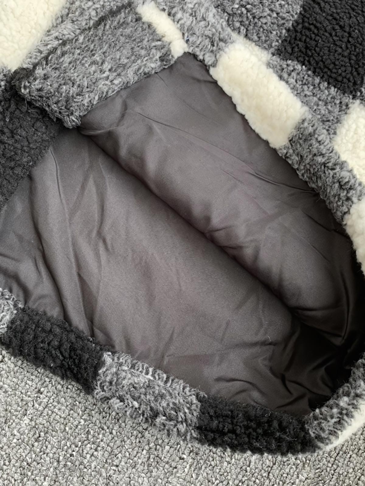 製品画像: ブラック&ホワイトチェック柄フェイクウールジャケットの全体像
詳細画像: 袖口ボタンとキルティングライナーのディテール