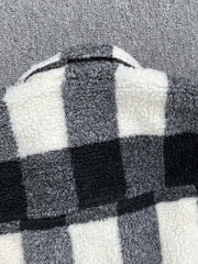 製品画像: ブラック&ホワイトチェック柄フェイクウールジャケットの全体像
詳細画像: 袖口ボタンとキルティングライナーのディテール