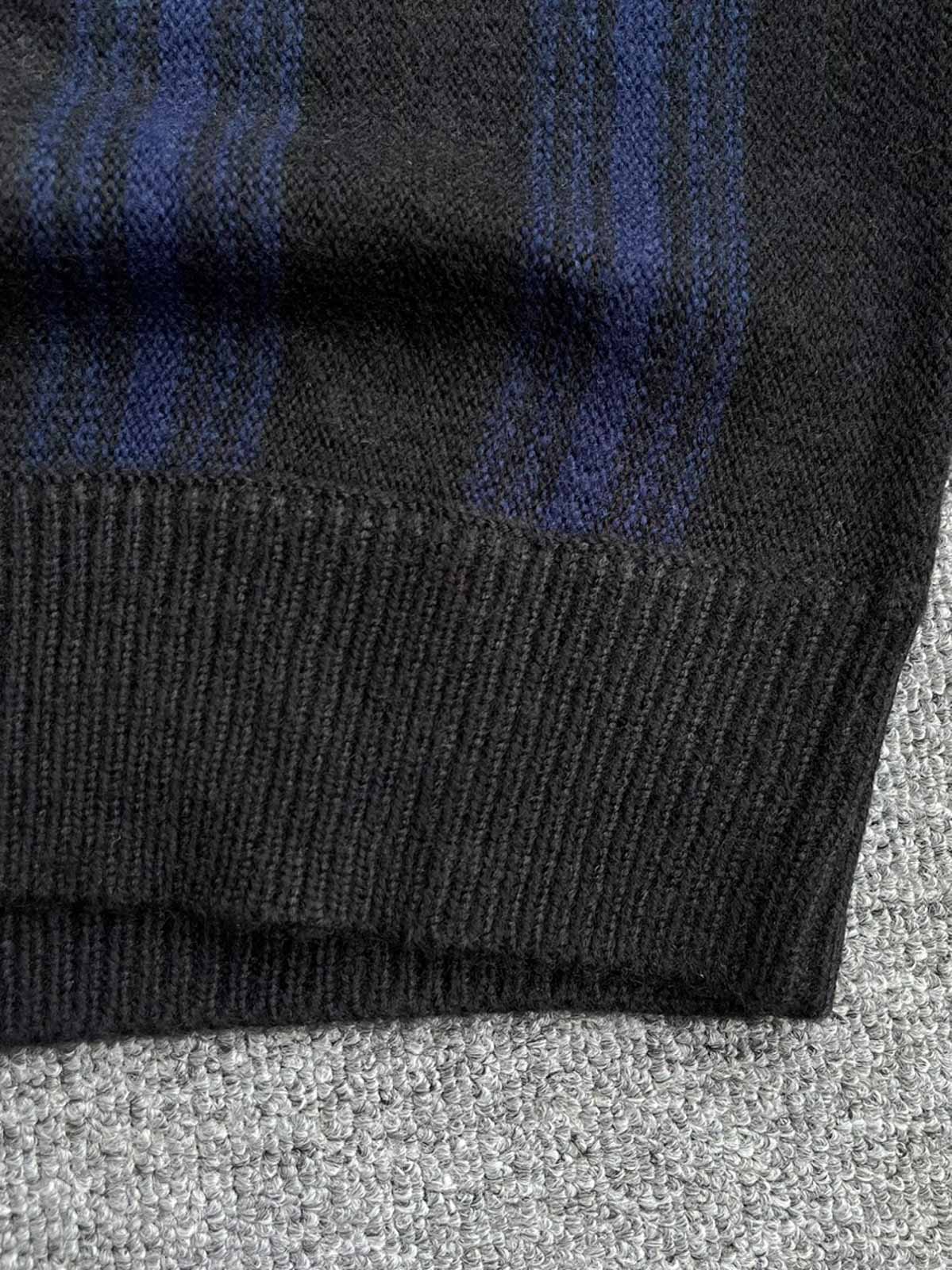 製品画像:縦縞デザインの軽量カーディガンセーター、100%アクリル素材で保温性が高いアイテムの全体画像
詳細画像:Vネックとフロントボタン仕様、縦縞デザインが特徴のカーディガンセーターのディテール部分