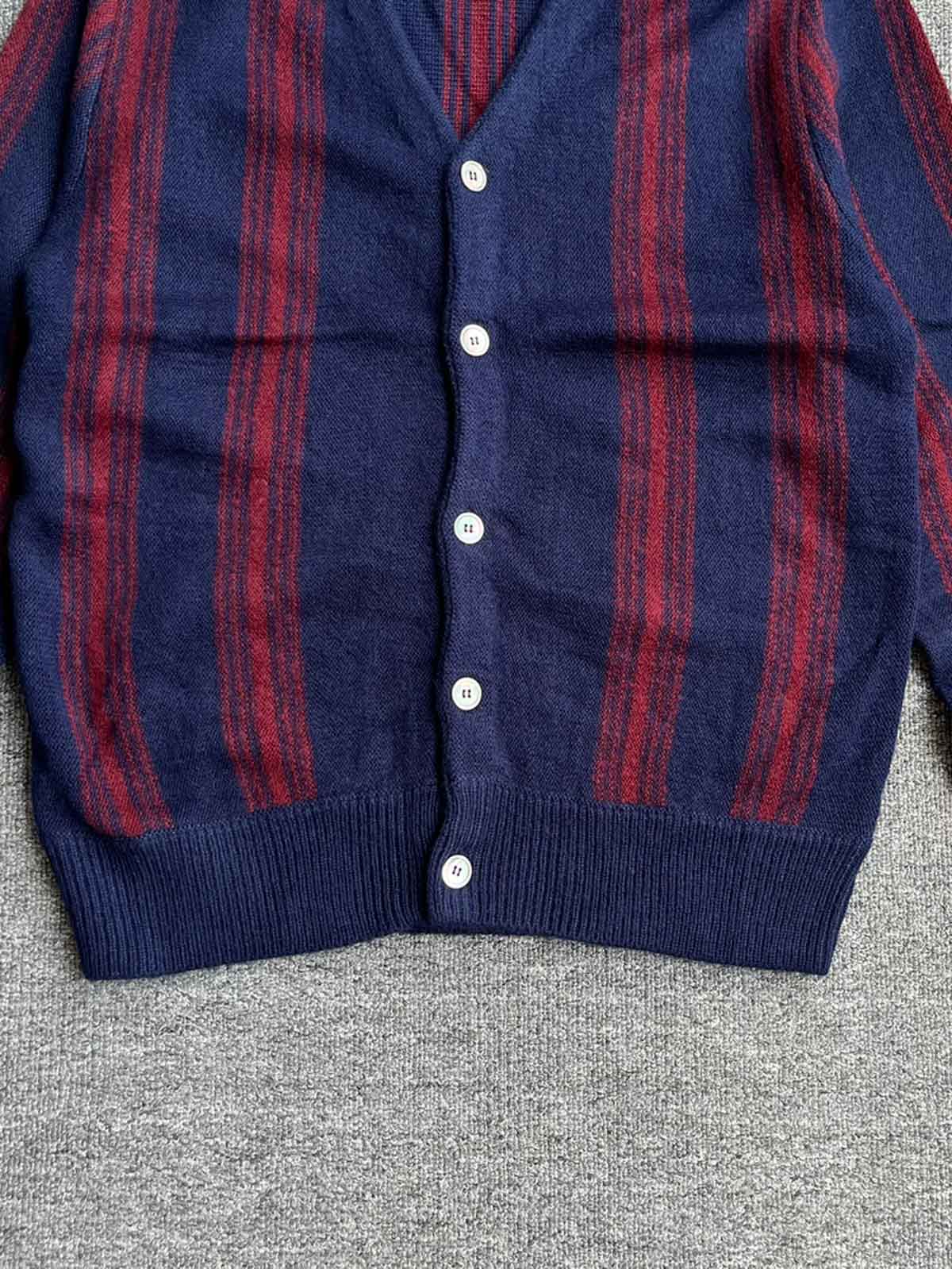 製品画像:縦縞デザインの軽量カーディガンセーター、100%アクリル素材で保温性が高いアイテムの全体画像
詳細画像:Vネックとフロントボタン仕様、縦縞デザインが特徴のカーディガンセーターのディテール部分