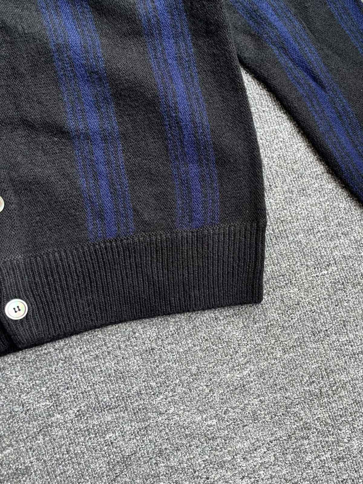 製品画像:縦縞デザインの軽量カーディガンセーター、100%アクリル素材で保温性が高いアイテムの全体画像
詳細画像:Vネックとフロントボタン仕様、縦縞デザインが特徴のカーディガンセーターのディテール部分