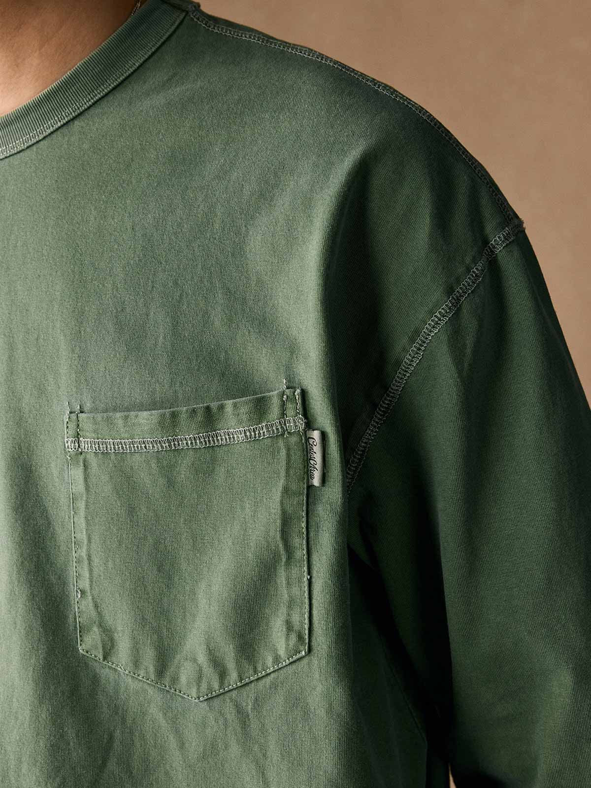 ノーカラーデザインとヴィンテージ加工のディテール