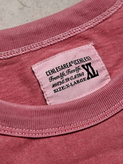 ノーカラーデザインとヴィンテージ加工のディテール