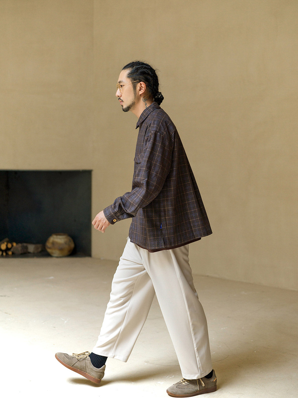 詳細画像: ヴィンテージチェック柄とダブルフラップポケットのディテール
モデル画像: モデルが着用するMIZUTOKI FW24 ダブルフラップポケット ヴィンテージチェック柄 厚手ジャケット