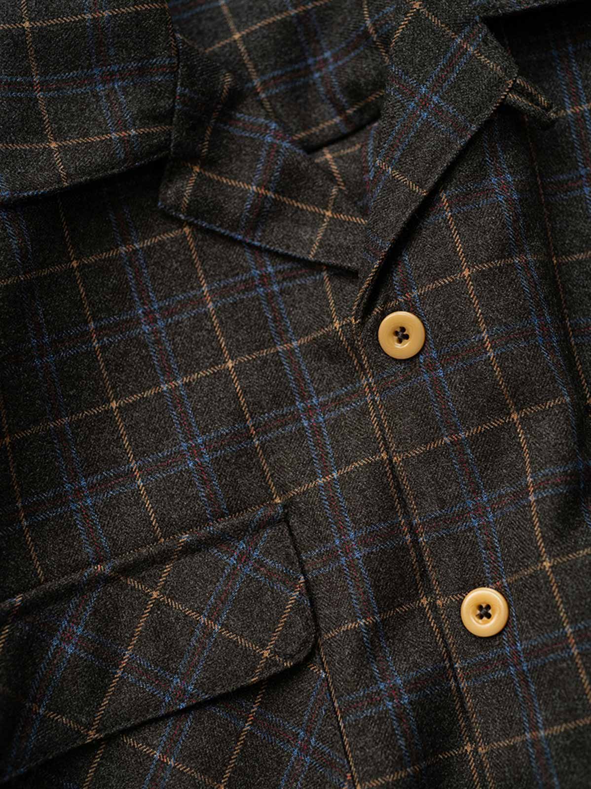 詳細画像: ヴィンテージチェック柄とダブルフラップポケットのディテール
モデル画像: モデルが着用するMIZUTOKI FW24 ダブルフラップポケット ヴィンテージチェック柄 厚手ジャケット