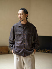 詳細画像: ヴィンテージチェック柄とダブルフラップポケットのディテール
モデル画像: モデルが着用するMIZUTOKI FW24 ダブルフラップポケット ヴィンテージチェック柄 厚手ジャケット